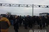 В Одессе протестующие против карантина выходного дня перекрыли дорогу