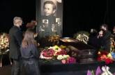 Во Львове похоронили знаменитого режиссера Романа Виктюка: проститься пришли всего около 30 человек