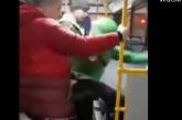 В троллейбусе парни без масок набросились с кулаками на пассажира, сделавшего замечание. Видео