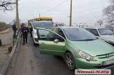 На мосту в Николаеве столкнулись маршрутка и два автомобиля — образовалась пробка