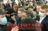 В Киевском облсовете депутат от «Батькивщины» подрался с полицейскими. ВИДЕО
