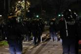 В Париже протестующие жгут машины и стреляют в полицейских 