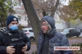 В Николаеве полиция задержала воров, несших металлическую декоративную решетку