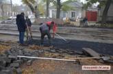 В центре Николаева в дождь укладывали асфальт