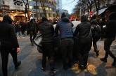  В Париже протестующие жгут машины: полиция применила газ