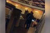 Представитель омбудсмена избил охранника ресторана из-за просьбы уйти после закрытия. ВИДЕО