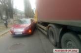 В Николаеве столкнулись грузовик с прицепом и легковушка