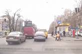 В Николаеве из-за переходившего дорогу на «красный» пешехода столкнулись авто и микроавтобус. ВИДЕО