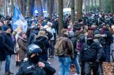 В Германии лидер антикарантинных протестов попал в реанимацию с коронавирусом