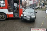 В Николаеве троллейбус с пассажирами врезался в «Шевроле»