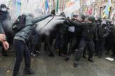 На Майдане столкновения протестующих и силовиков. ВИДЕО