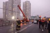 На Шулявском мосту в Киеве рухнули столбы: повреждены 9 автомобилей