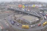 В Киеве на Шулявском мосту на движущийся транспорт упали электроопоры. Видео