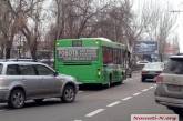 В центре Николаева «притерлись» коммунальный автобус и легковушка