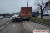 В Николаеве грузовик врезался в седельный тягач