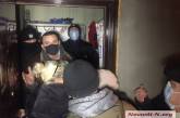 В центре Николаева бабушка при помощи полиции выселяет из квартиры малолетнего внука