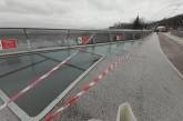 На мосту Кличко в Киеве снова треснуло стекло