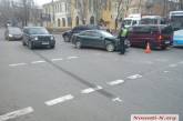 В центре Николаева столкнулись зеленый автобус и «Ауди»: пострадала пенсионерка