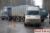 На Декабристов КАМАЗ с прицепом протаранил IVECO