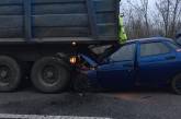 В Николаевской области «ВАЗ» въехал в грузовик — один человек погиб, трое пострадавших