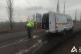 На двух дорогах Николаевской области подрядчик устраняет дефекты в виде шелушения
