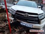 На пересечении улиц Декабристов и Буденного в Николаеве автомобиль Toyota Highlande выехал за пределы проезжей части и врезался в металлическое ограждение магазина