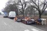 В Варваровке прямо у дороги продавали кровати, столы и табуретки