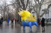 В центре Одессы установили огромную скульптуру быка - символа 2021 года