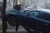 В Киеве автомобиль Jaguar застрял на столбе. ВИДЕО