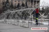 В Николаеве на главной площади начали разбирать новогодние конструкции — на очереди елка