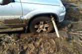 На дорогах Николаевской области спасатели трижды за сутки вытаскивали застрявшие в грязи авто