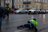 В Питере протестующий напал на сотрудника ДПС. ВИДЕО