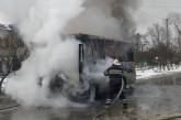 В Харькове на остановке загорелась маршрутка: автомобиль был полностью охвачен огнем