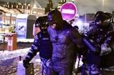 На протестах в России полицейские задержали Бэтмена