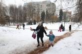 Во Львове посыпают скользкие дорожки кофейной гущей. ВИДЕО