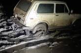 В Снигиревке в грязи застрял автомобиль — вытаскивали спасатели