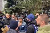В Киеве националисты штурмовали канал «НАШ»: произошли потасовки с полицией. ВИДЕО