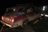 В Николаевской области беременная за рулем ВАЗа застряла в грязи — авто вытаскивали спасатели
