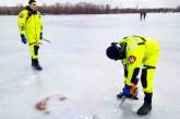 В Киеве спасатели бензопилой вырезали тело утопленника из замерзшего залива