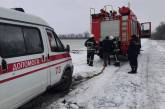В Николаевской области спасатели достали застрявшую на полевой дороге «скорую»