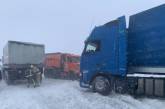 В двух областях Украины из-за непогоды ограничено движение грузовиков