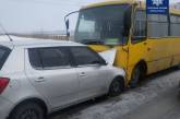 Под Киевом лоб в лоб столкнулись автобус и Skoda - 2 человека пострадали