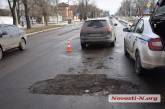 Ямы на Скороходова: в Николаеве «Фольксваген» повредил колеса