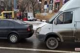 Появилось видео, как в центре Николаева маршрутка врезалась в «Шкоду»