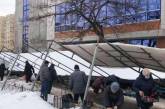 В Киеве на улице обрушился железный навес