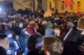 В Киеве протестуют возле Офиса президента: происходят столкновения с силовиками. ВИДЕО