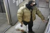 В Киеве уборщик украл полмиллиона гривен и оставил трогательную записку, где объяснил, зачем ему деньги