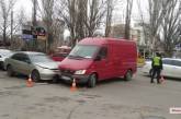 В Николаеве столкнулись «Хонда» и микроавтобус - водителя забрала «скорая»
