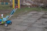 В Николаеве жители просят избавить детскую площадку от осколков и шприцов