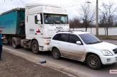 В Николаеве на Херсонском шоссе седельный тягач «догнал» легковушку